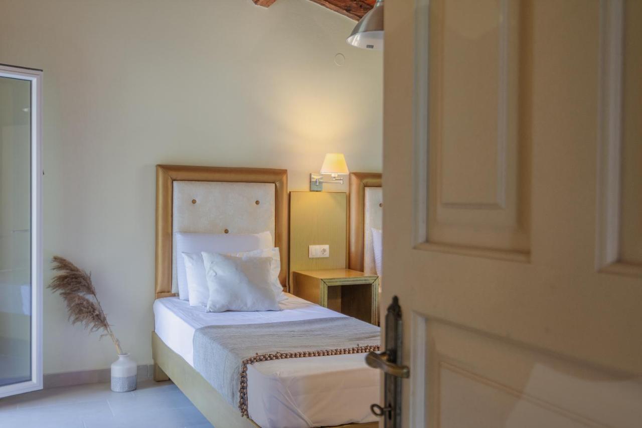 Villa Theodora View Apartments Afroditi Agios Georgios Pagon Eksteriør billede